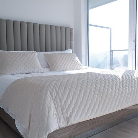 Modern Luxury Waterfront Condo Mississauga Exterior photo